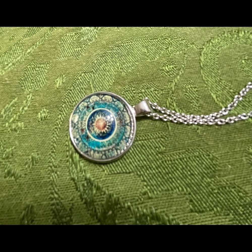 *NEW* Unique sunburst silver tone necklace - Picture 8 of 9